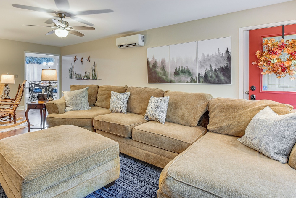 Creekside Cottage w/ Hot Tub: 8 Mi to Lake Chatuge