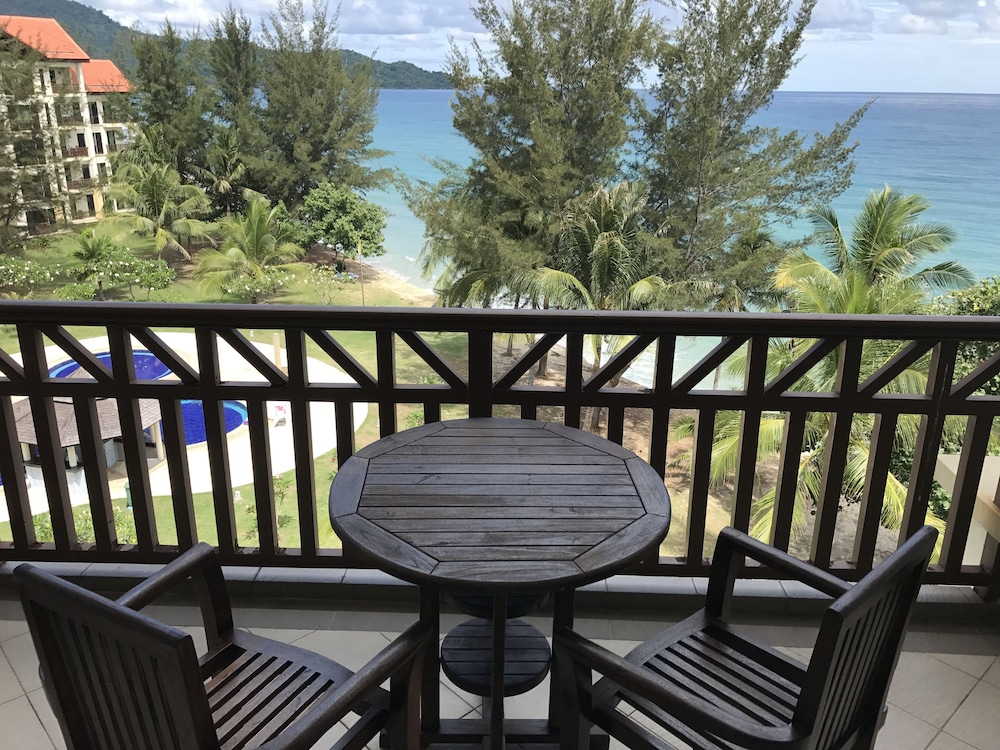 Sunset Seaview Beach Villas & Spa Suites at Nexus Karambunai