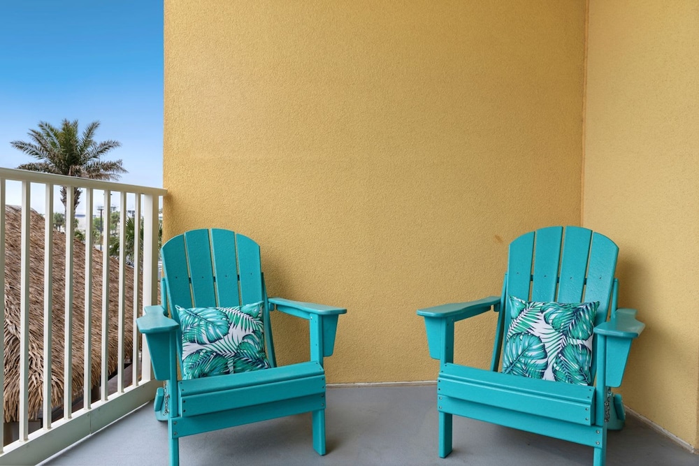 Fall Retreat Condo w Heated Pool Hot tub Pier Pk