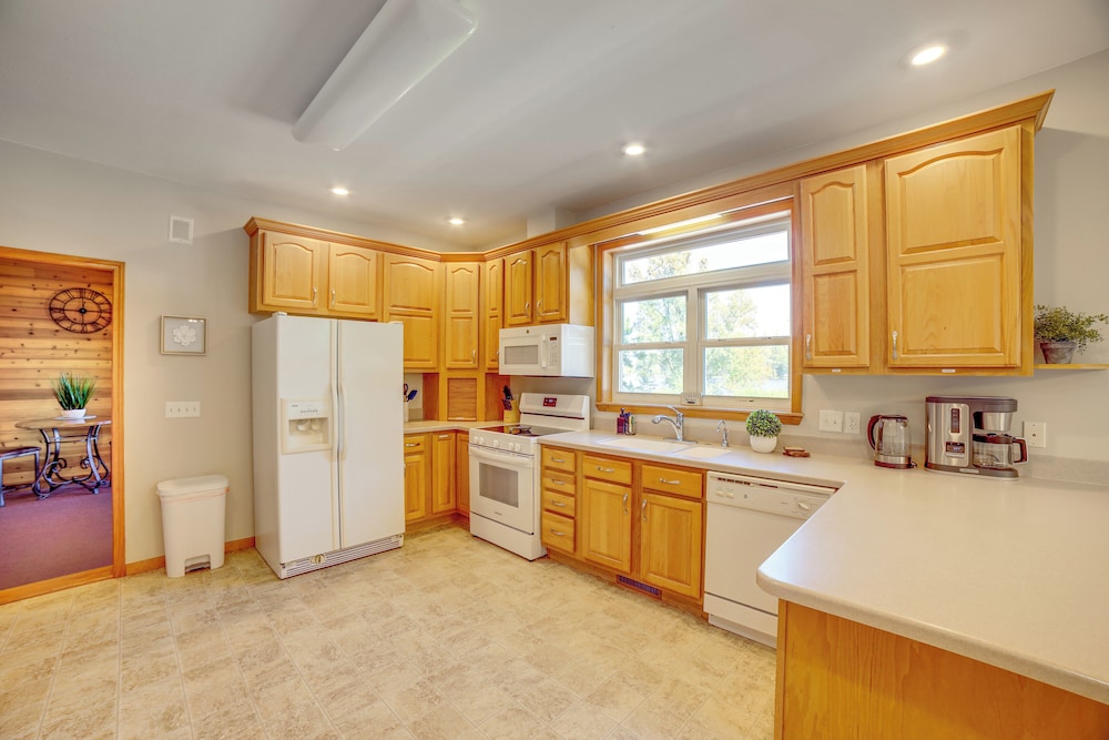 Live Large on Saddle Lake! Family Home w/ Dock