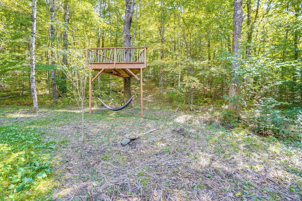Treehouse Chalet Near Mt. Snow w/ On-site Trails!