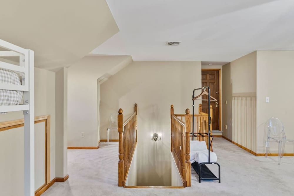 Peaceful Mini Mansion Sleeps 18