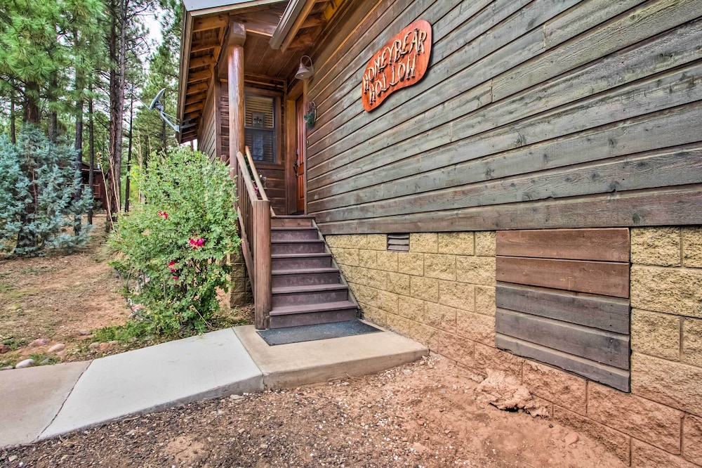 3 Mi to Fool Hollow Lake: Romantic Show Low Cabin view 5