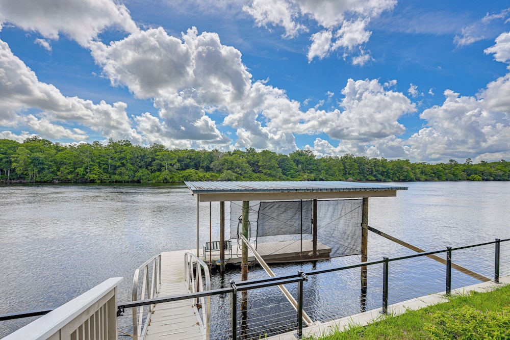Dock + Screened Porch: Suwannee River Retreat!