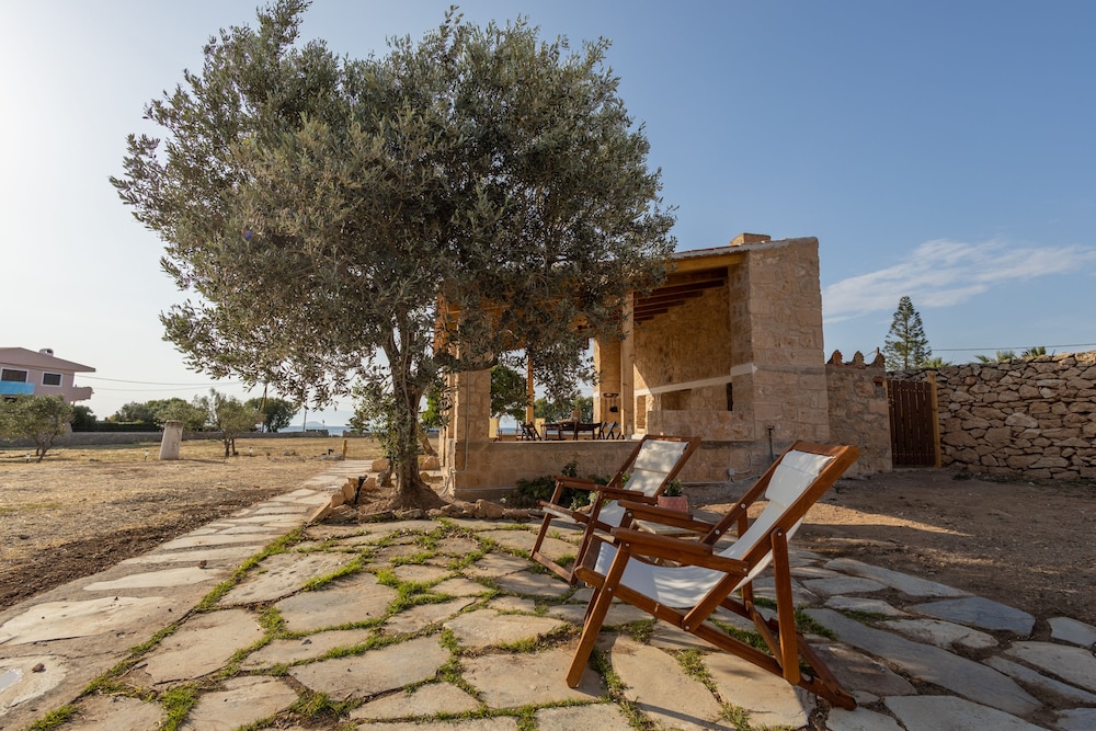 Beachfronthouse in Aegina view 5
