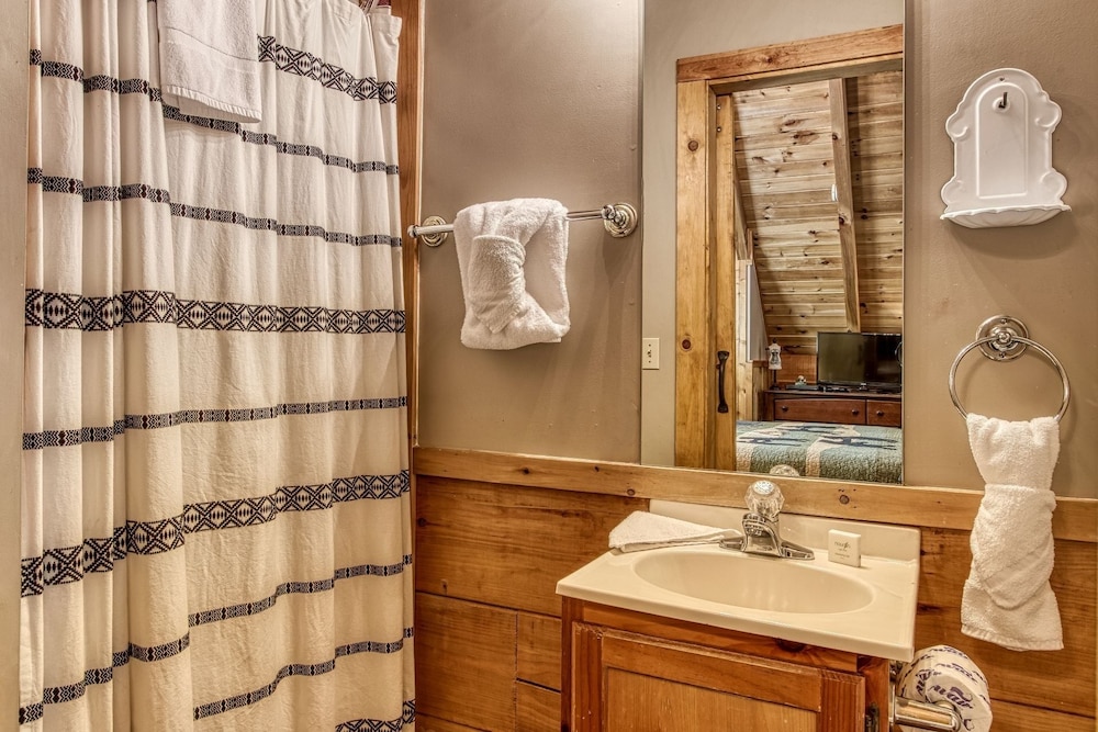 Er83 - Savage Loft - Your Close To The Action Cabin Getaway 2 Bedroom Cabin by RedAwning view 5