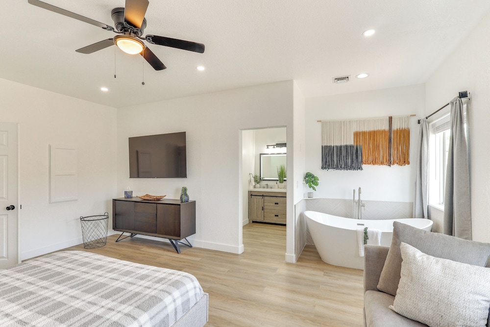 Poolside Relaxation: Group-friendly Home in Havasu
