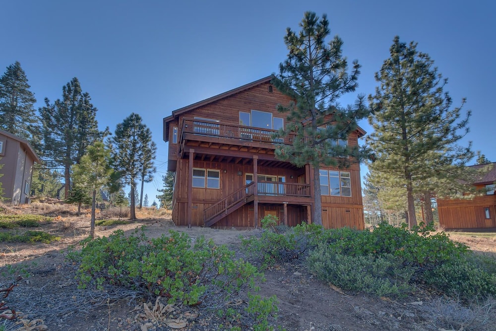 Tahoe Donner Pinnacle Loop Mountain 5 Bedroom Home by RedAwning view 3