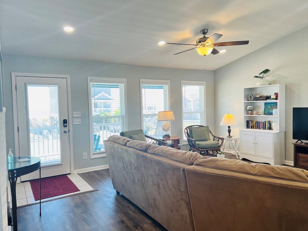 Just Breeze 'n 4 Bedroom Home by RedAwning