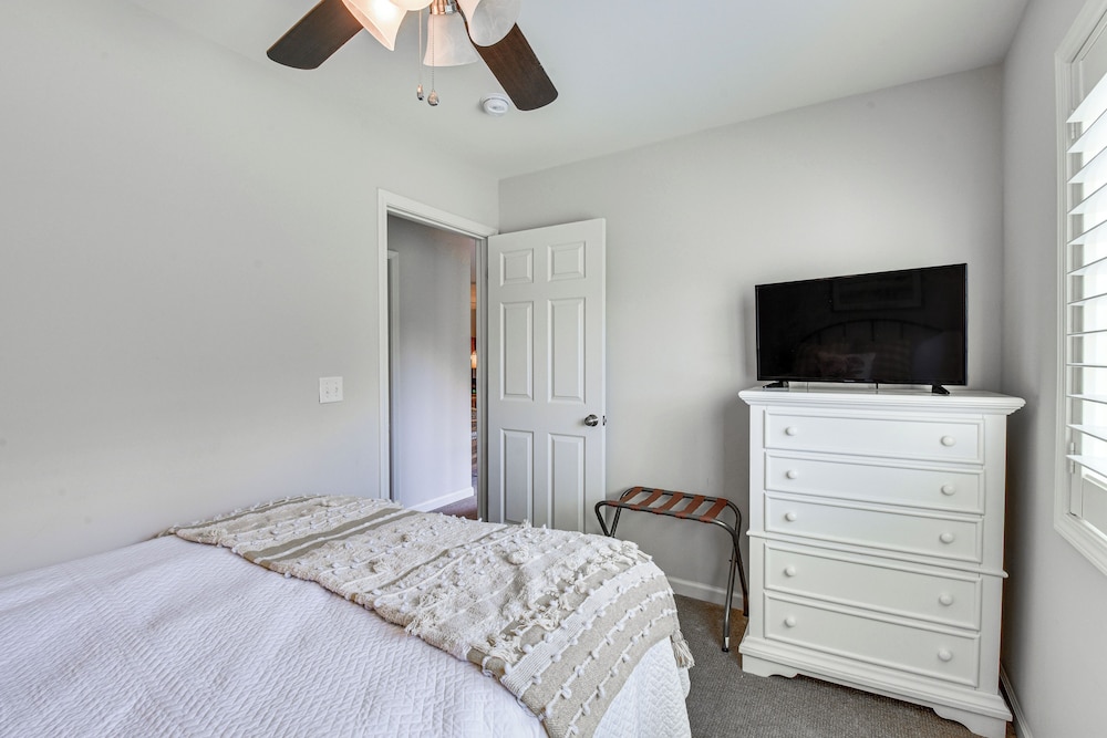 Lakefront Fun Near Clemson! Retreat w/ Pool Access
