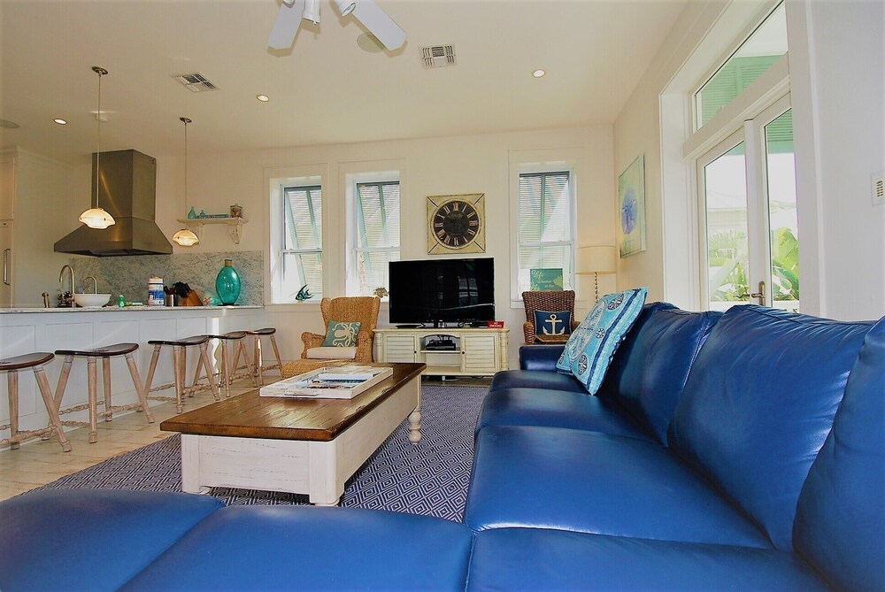 Bella Casa - Private House With Hot Tub 4 Bedroom Home by RedAwning