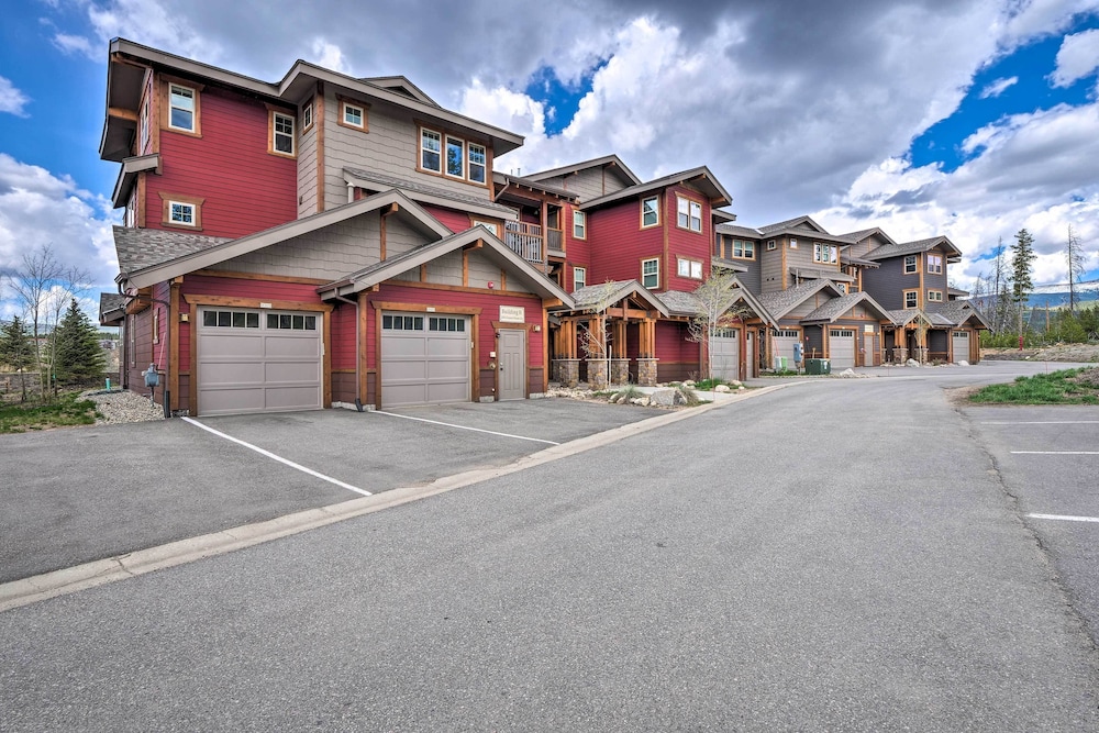 Fraser Condo w/ Views & Hot Tub: Near Winter Park! view 4