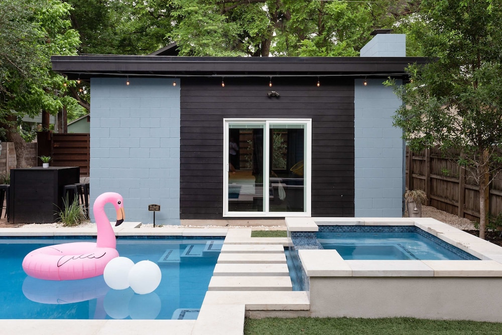Upstay - Pristine Pool Palace - 7min to Rainey St view 4