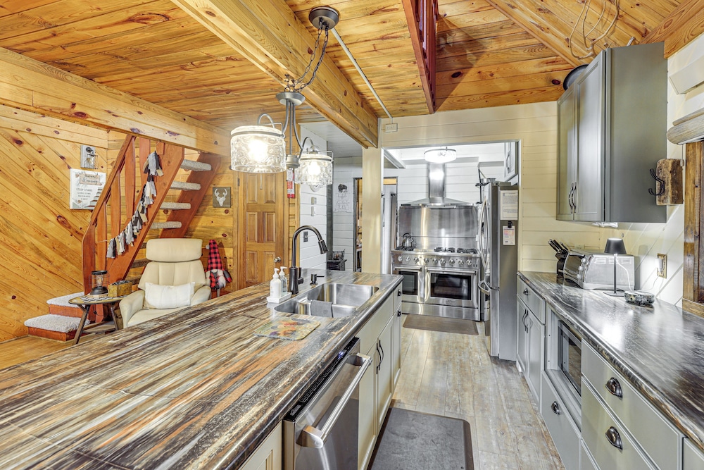Hot Tub + Arcade Table: Spacious Retreat in Lead