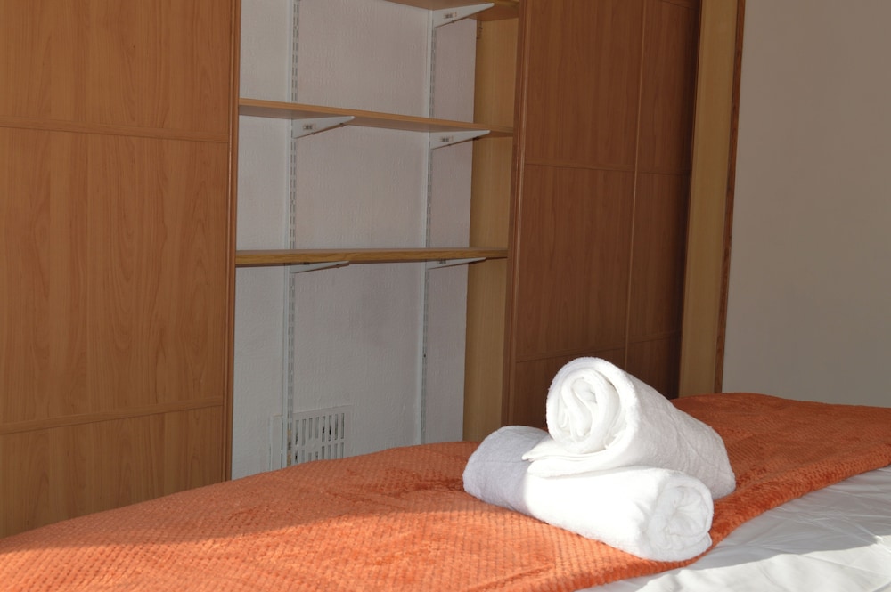 Colindale/sleeps7/privategarden/3br/freeparking/