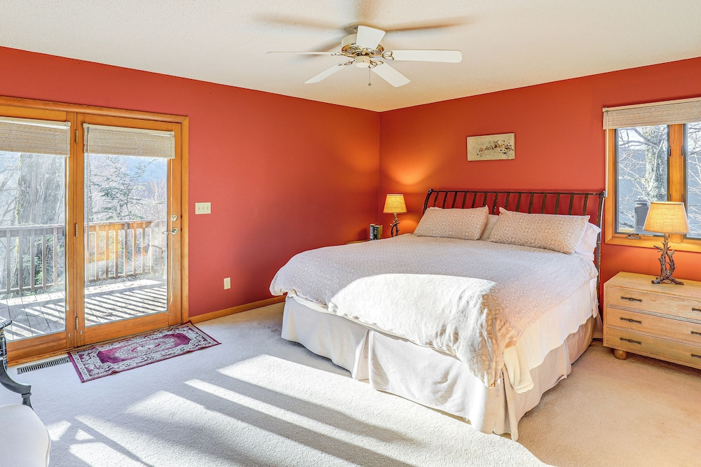 2 Mi to Ski Slopes! Mtn-view Home in Mars Hill