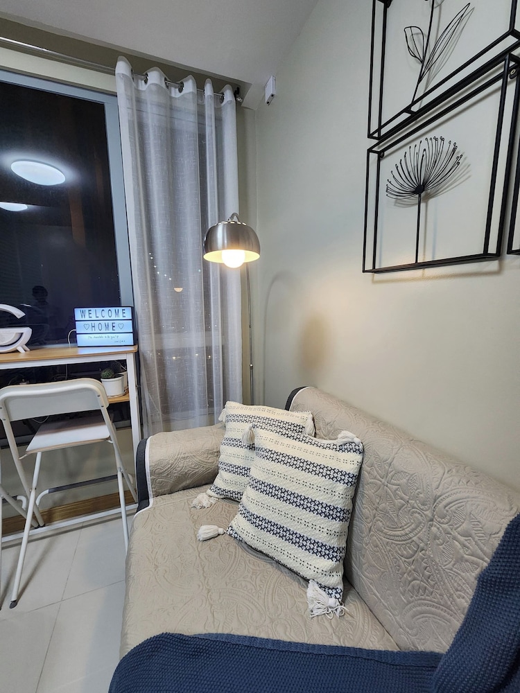Cozy 1BR Condo in Mandaluyong City With City Skyline View