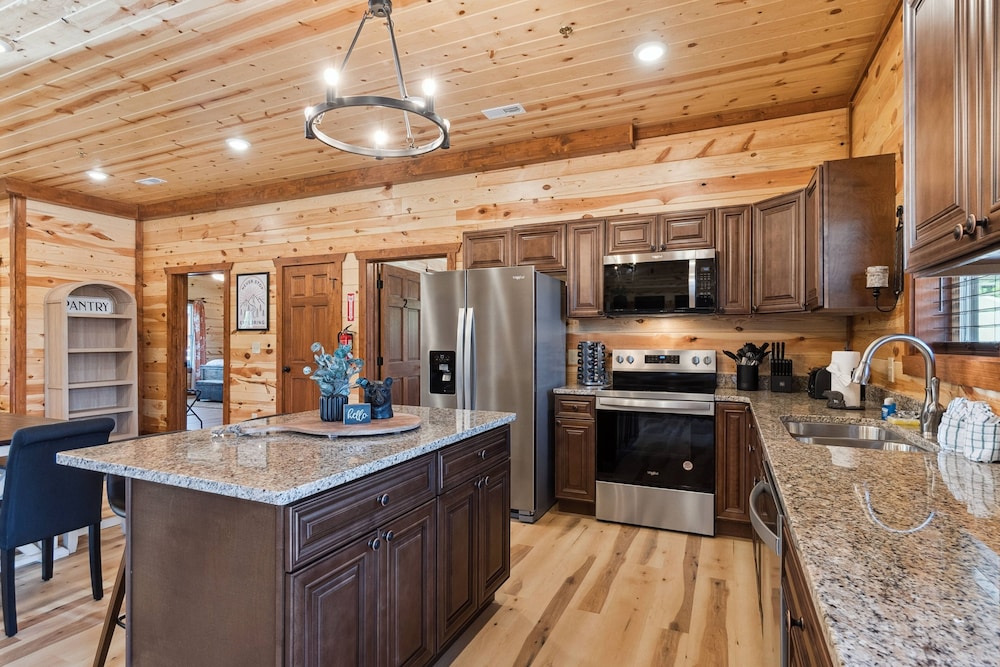 Splash Mountain Lodge 8 Bedroom Cabin