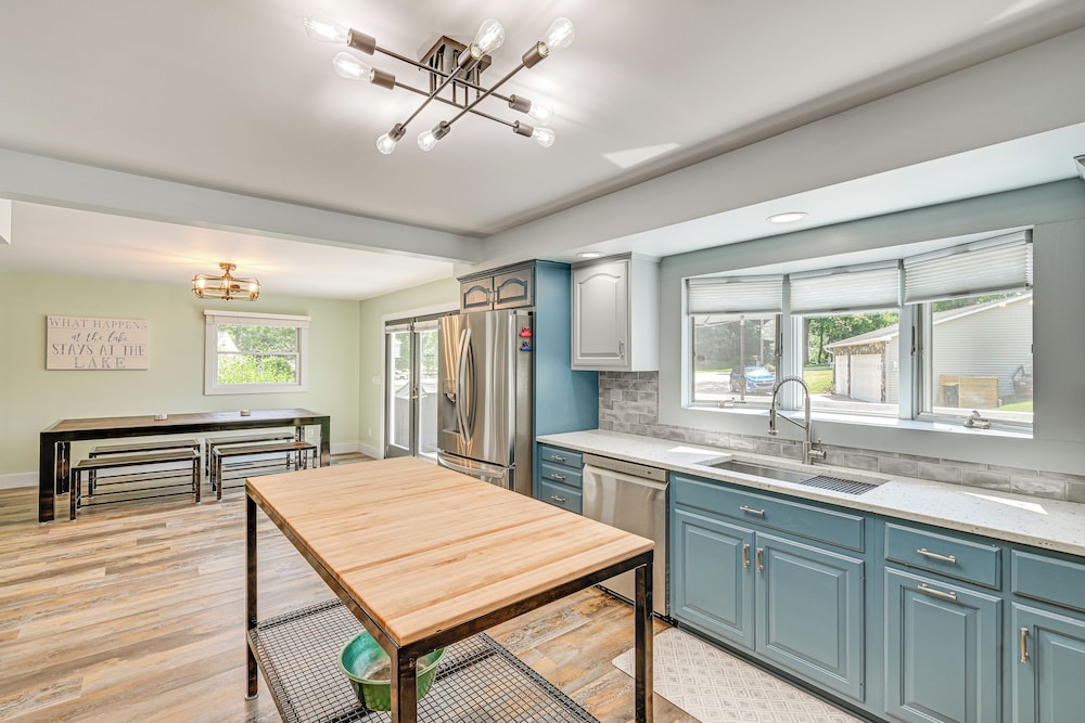 Private Indoor Hot Tub: Fish & Boat on Sylvan Lake