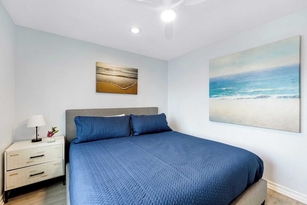 Sleeps 18 Steps to the Beach, Shops & Eateries Ocean Views, Patio, Fire Pit