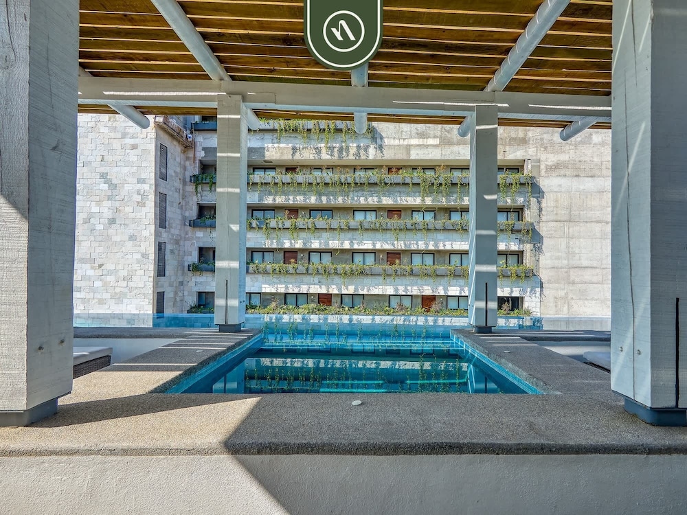 New 1 BR Condo - Oceanview Pool - 2 min to Beach