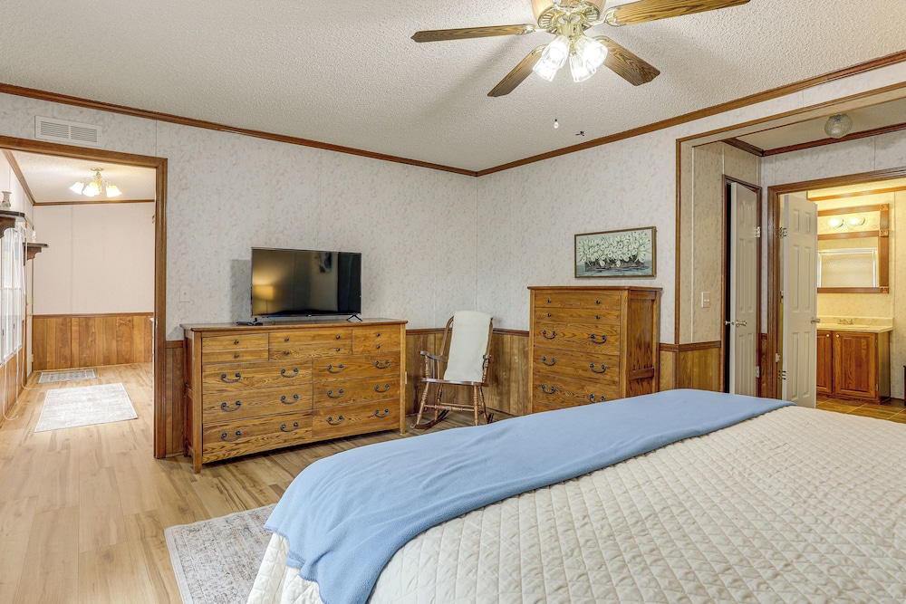 < 1 Mi to Greers Ferry Lake: Dog-friendly Home!