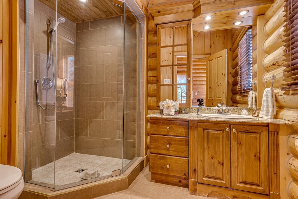 Grand Duc 74 - Gorgeous log Cottage With Private hot tub Heated Pool and Sauna