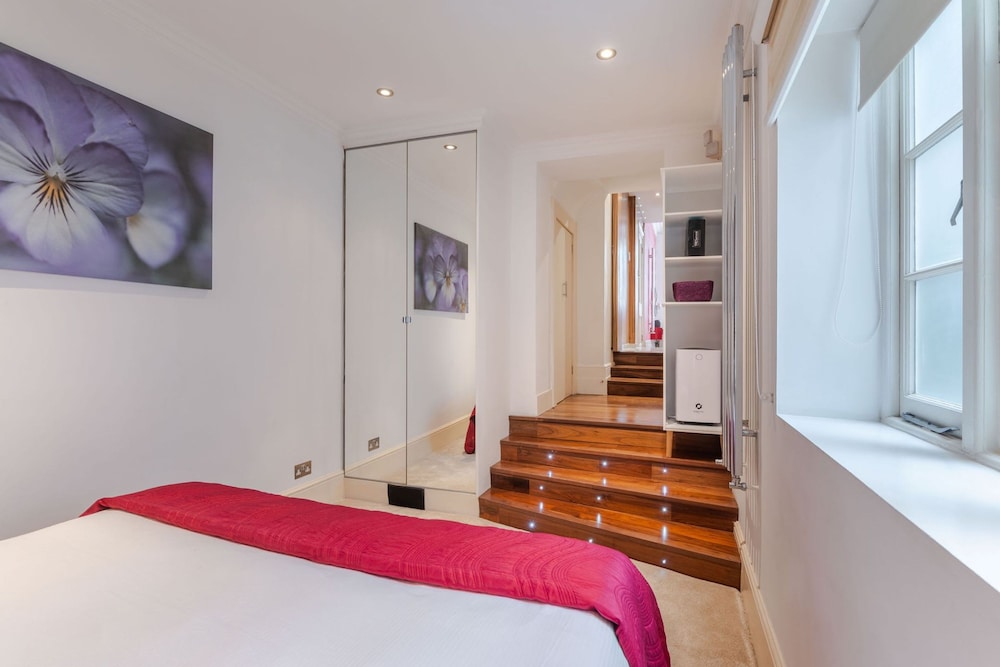 The Red Room Apartment - Fitzrovia - by Frankie Says