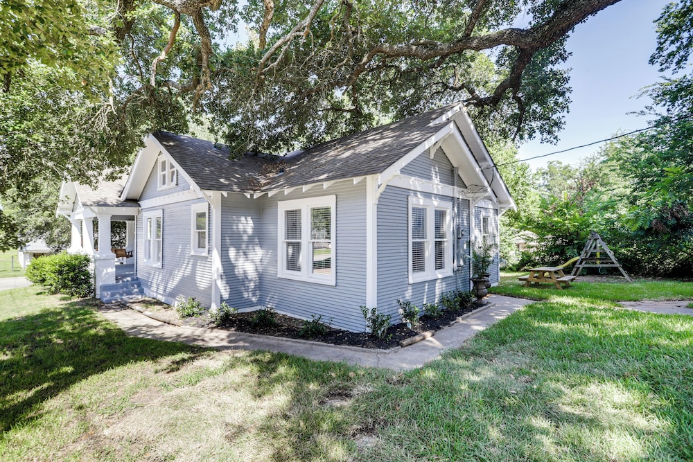 1 Mi to Dtwn! Restored 1930s Brenham Retreat, photo 29