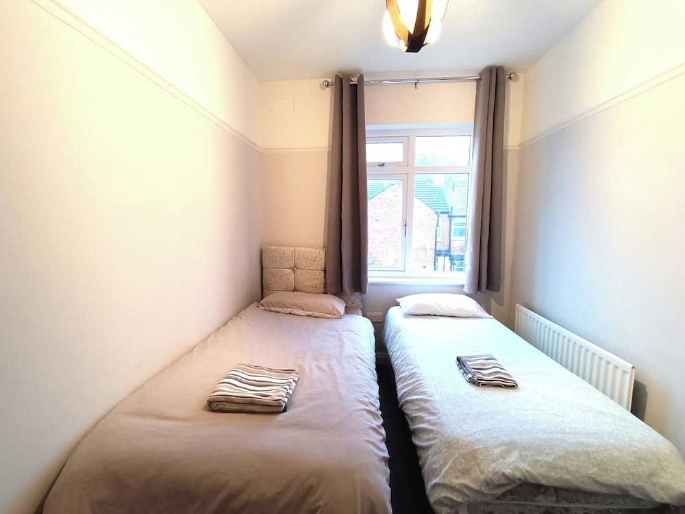 2-bed Darlington Townhouse, Garden & Free Parking