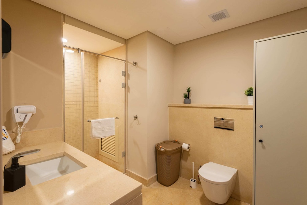 Xuru Stays I Exotic 1bdr w/ Outdoor Terrace Pool & Beach Access