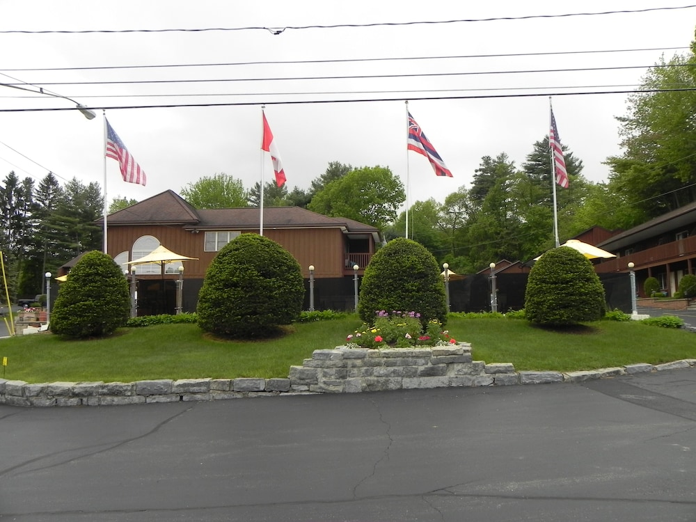 Hotel Mohican Resort Motel - Image 1