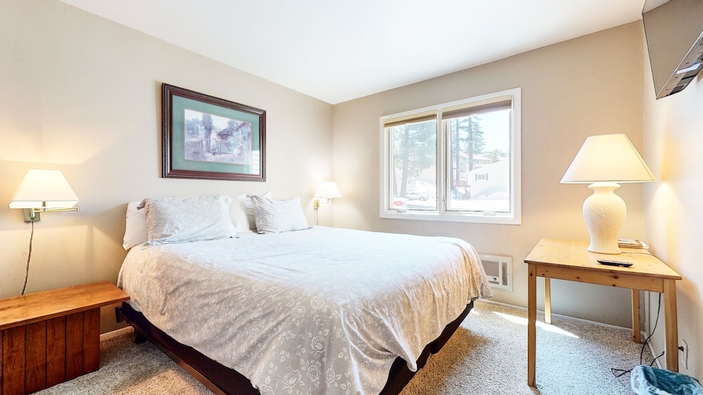 Lakeview Villas #27 3 Bedroom Condo by RedAwning view 2