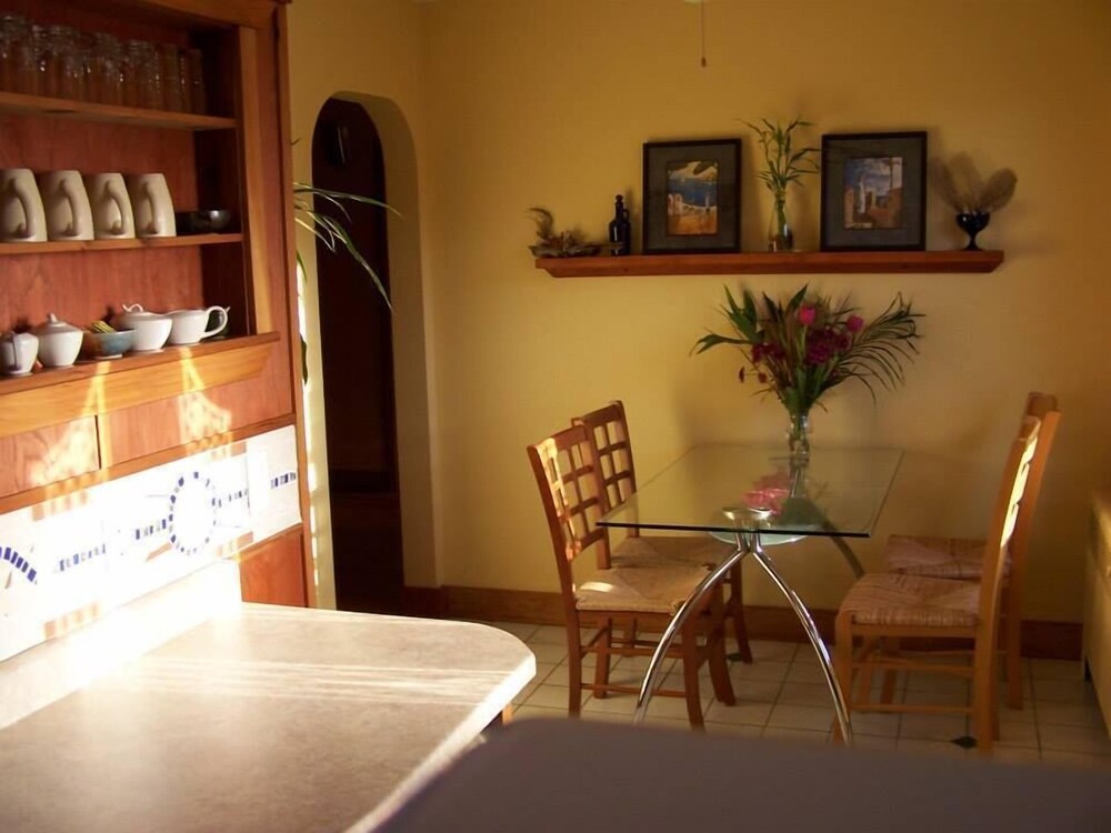 Artisan Upstairs Guesthouse