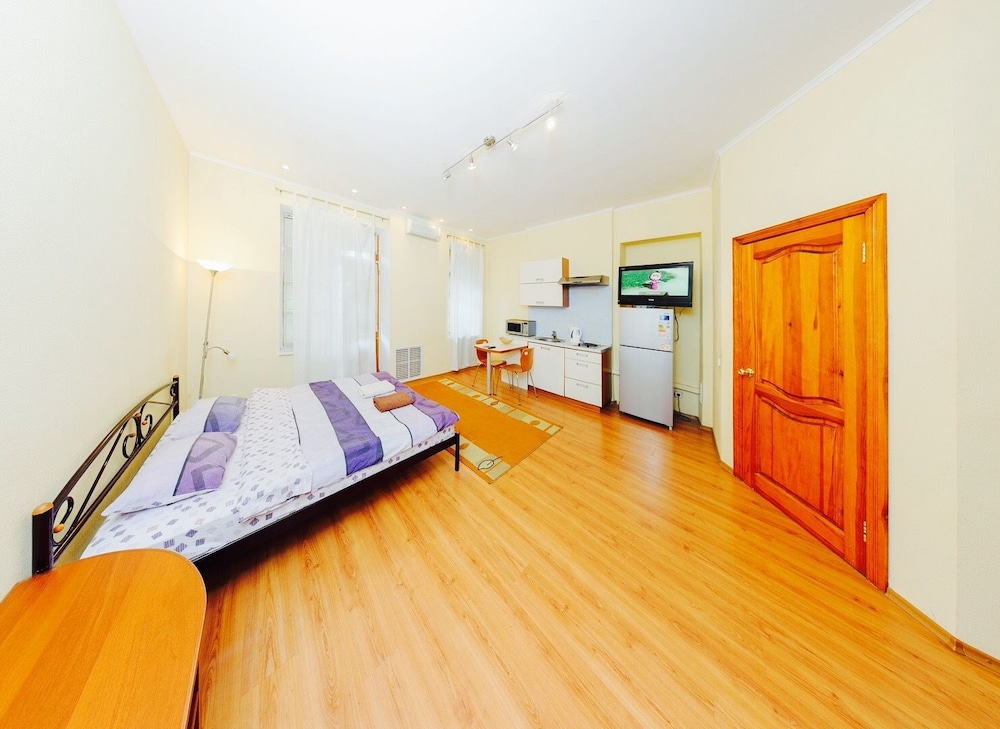 Hotrent Baseina Street Area
