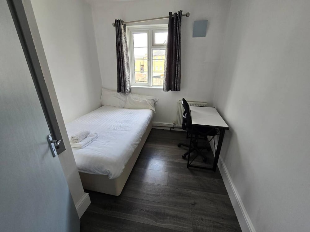 Limehouse Townhomes-4 Bedrooms,3 Bathrooms,garden view 4