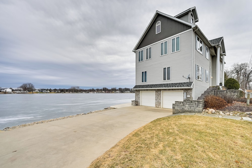 Hot Tub & Dock: Waterfront Lake Hamilton Home