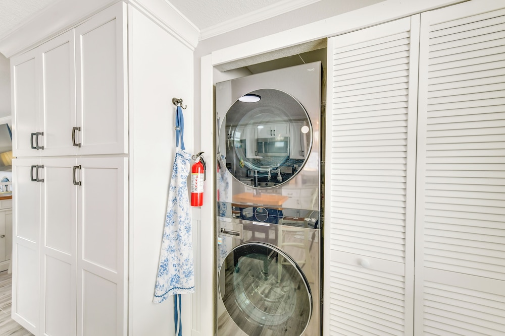 Fish, Swim & Unwind: Anna Maria Apt Steps to Beach
