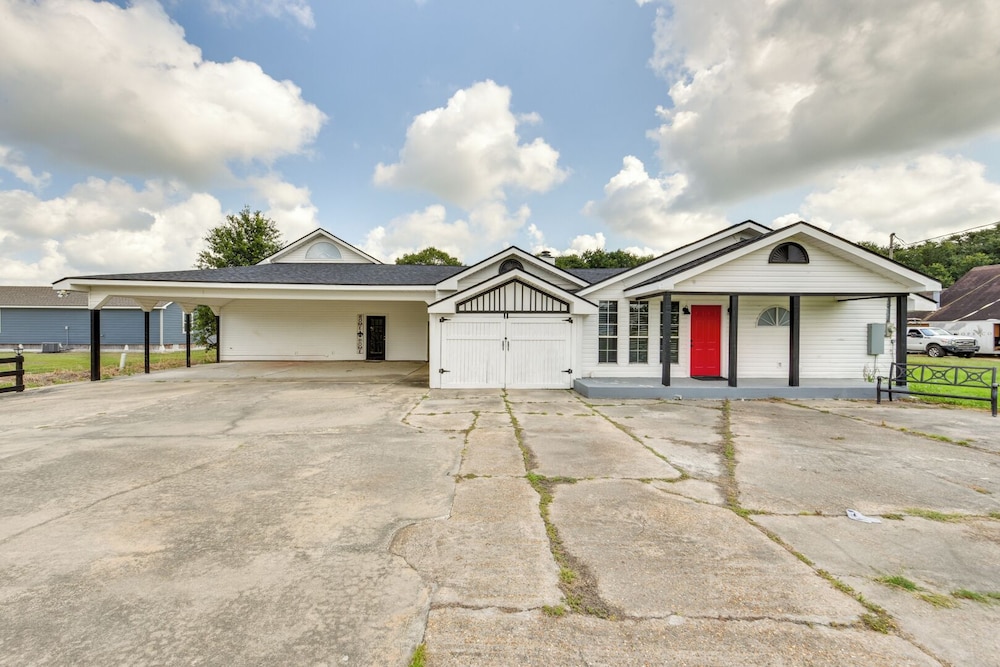 Group-friendly Louisana Hideaway: Hunt & Fish!