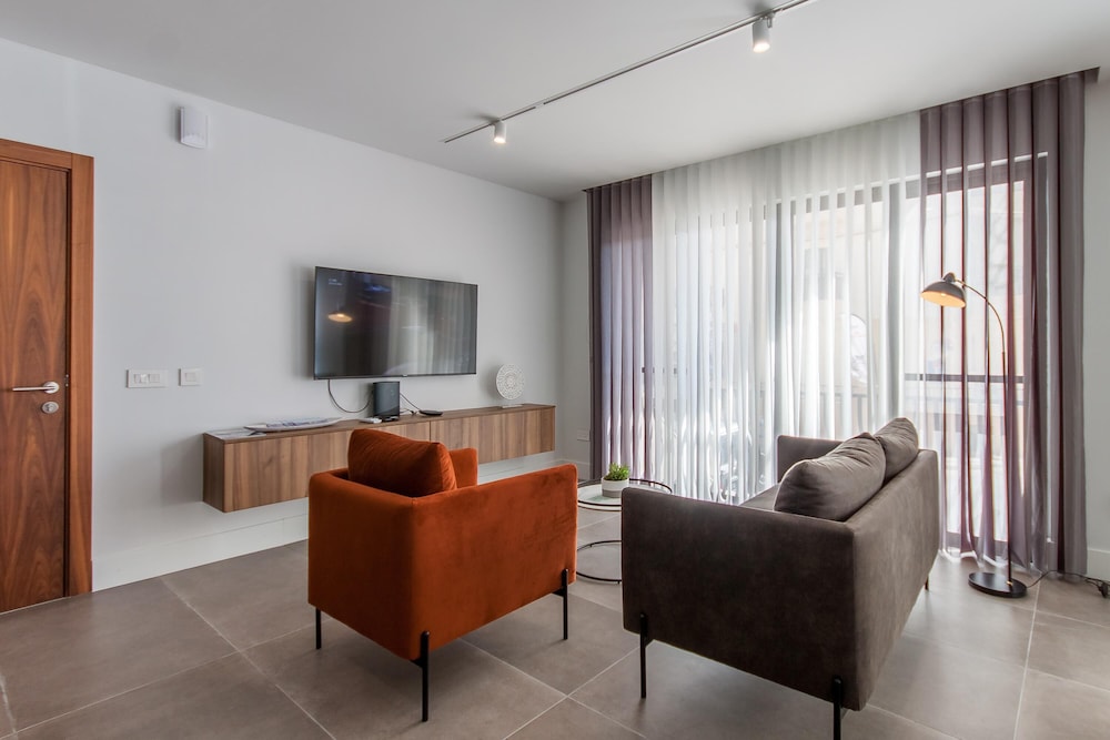 Exceptional Sunlit Apart Marsaskala Bay view 4