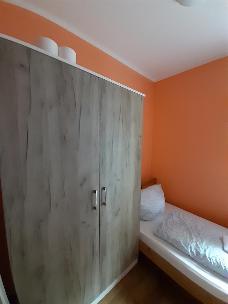 2-Rent Group Hostel Rooms&Apartments TUB19A