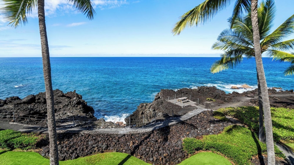 Oceanfront Penthouse With Sunset Views, A/C and Wraparound Lanai! - Vrkcv