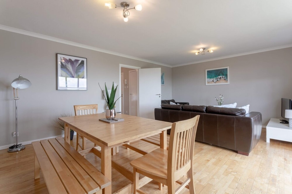 Bright, Modern One-bed With Stunning View of Thames