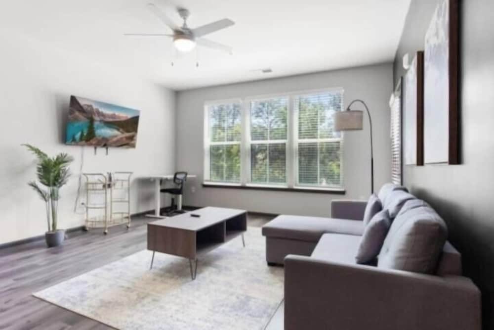 Luxe King 2BR Suite in North Raleigh