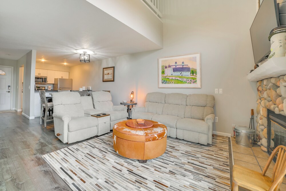 1 Mi to Nubs Nob Ski Resort: Harbor Springs Condo
