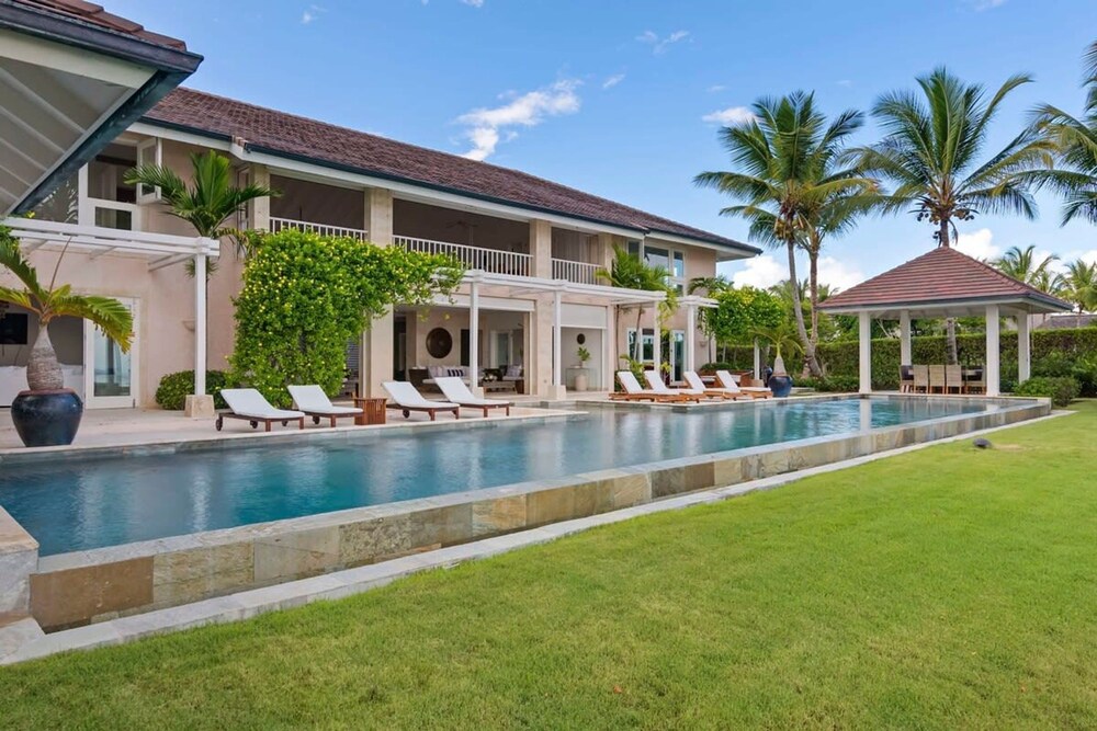 Oceanfront Golf Course Estate w Pool Guest House