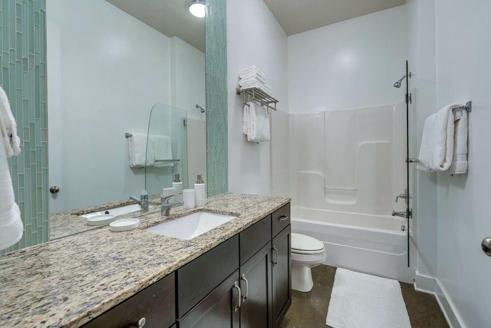 Lofts At 30th - Urban Lodge - Mins to Broadway!