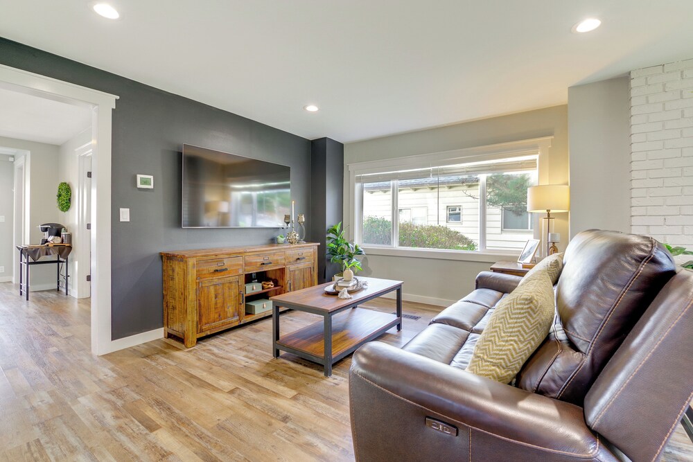 1 Mi to Historic Dtwn: Dog-friendly Everett Home!
