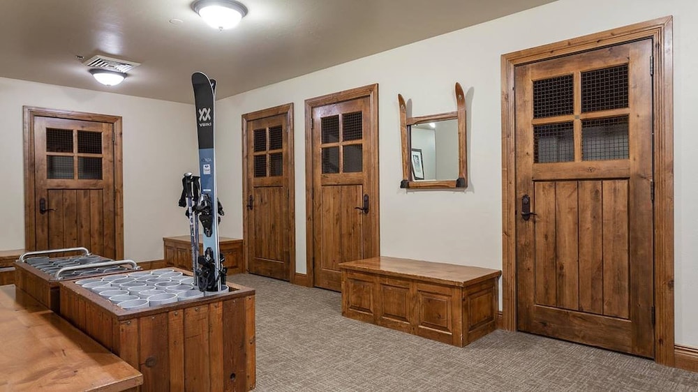 Grand Lodge - Studio #204 - Ski-in/ski-out 1 Bedroom Studio