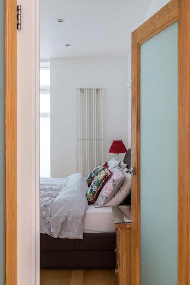 Specious Family Kensington 5-bed House, Sleeps 12